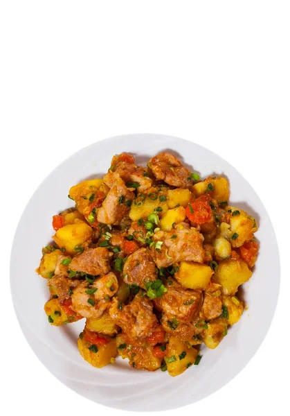 Gestoofde vlees met aardappelen, ui en wortel. bovenaanzicht. geïsoleerd op wit — Stockfoto