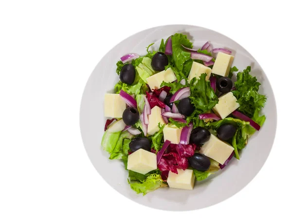 Salade de légumes frais avec fromage et olive. vue de dessus. isolé sur blanc — Photo