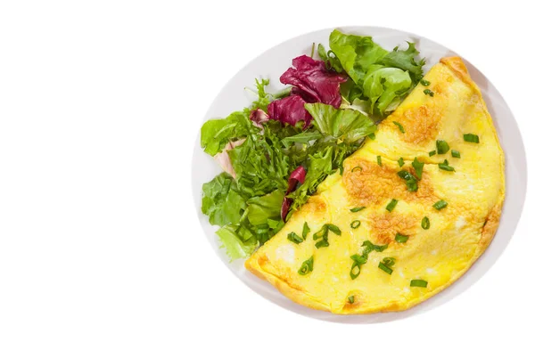 Omelett mit frischen gemischten Salatblättern. Ansicht von oben. isoliert auf weiß — Stockfoto