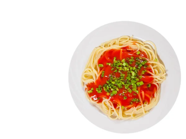 Domates soslu spagetti. Üstten Görünüm. beyaz izole — Stok fotoğraf