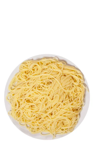 Capellini pasta op de plaat. bovenaanzicht. geïsoleerd op wit — Stockfoto
