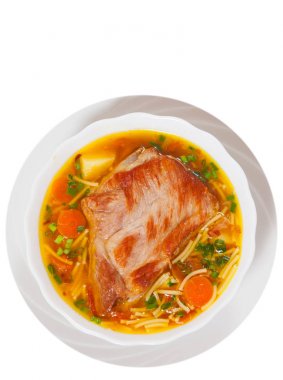 et, makarna ve sebze çorbası. Üstten Görünüm. beyaz izole