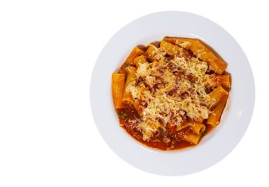 makarna salça ve peynirli rigatoni. Üstten Görünüm. beyaz izole
