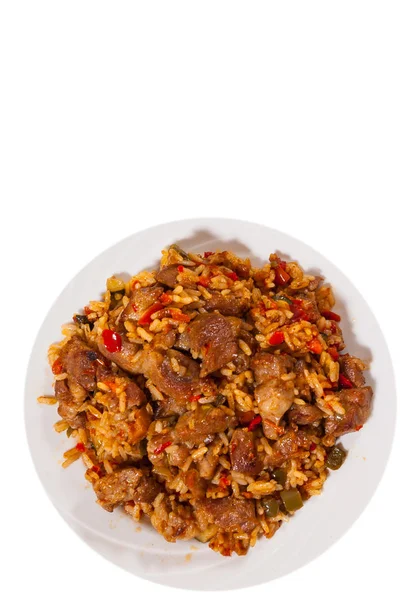 Reis mit Fleisch und Gemüse auf Teller. Ansicht von oben. isoliert auf weiß — Stockfoto