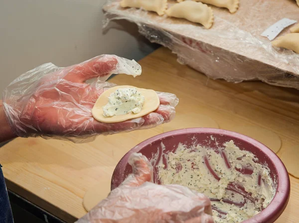 Processo de fabricação de bolinhos caseiros, ravioli ou pelmeni — Fotografia de Stock