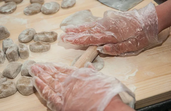 Processo de fabricação de bolinhos caseiros, ravioli ou pelmeni — Fotografia de Stock