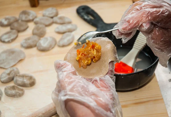 Processo de fabricação de bolinhos caseiros, ravioli ou pelmeni — Fotografia de Stock