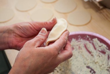 ev yapımı köfte, mantı veya mantı yapma süreci