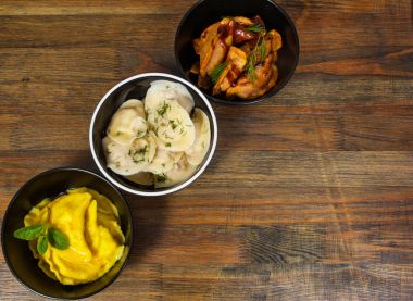 Farklı köfte ve mantı ahşap bir masa üzerinde set