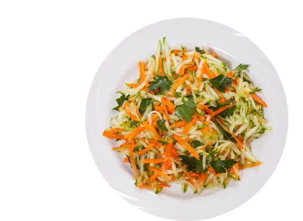 Insalata di verdure fresche con cetriolo e carota. vista dall'alto. isolato su bianco — Foto Stock