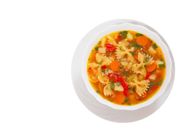 ファルファッレのパスタと新鮮な野菜のスープ。平面図です。白で隔離 — ストック写真