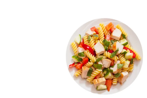 สลัดพาสต้ากับไก่และผัก ท็อปวิว แยกกันบนสีขาว — ภาพถ่ายสต็อก