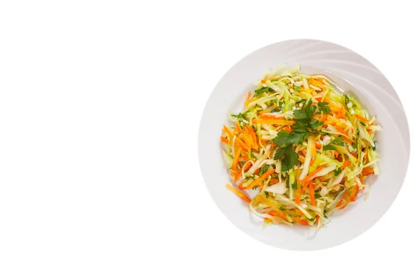 Verse groenten Salade met kool en wortel. bovenaanzicht. geïsoleerd op wit — Stockfoto
