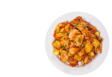 et yahnisi patates, biber, soğan ve havuç ile. Üstten Görünüm. beyaz izole