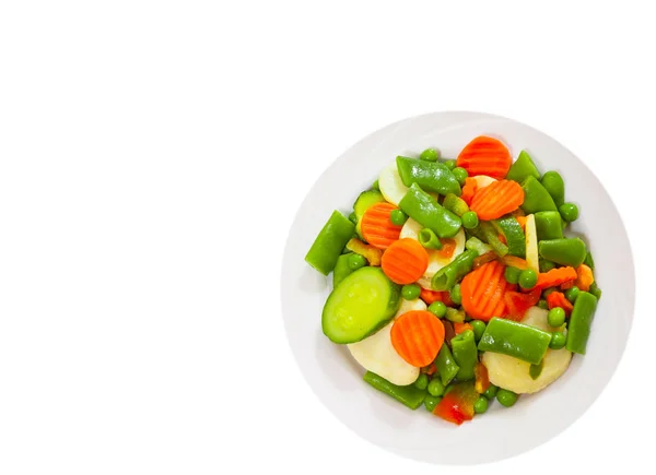 Blandade grönsaker på en tallrik. ovanifrån. isolerad på vit — Stockfoto