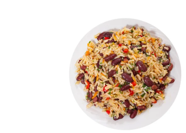 Рис з червоною квасолею та овочами. вид зверху. ізольовані на білому — стокове фото