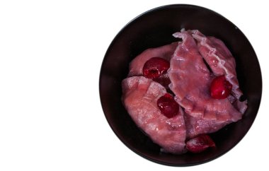 Kiraz ile mantı. Üstten Görünüm. beyaz izole