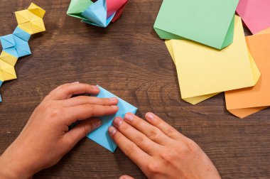 çocukların yaratıcılık kağıt, origami el sanatları, el sanatları çocuklar için yapılmış. El yapımı. ahşap masa Üstten Görünüm.