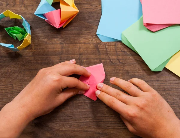Kinderkreationen aus Papier, Origami-Basteln, Basteln für Kinder. Handgemacht. auf hölzerner Tischplatte. — Stockfoto