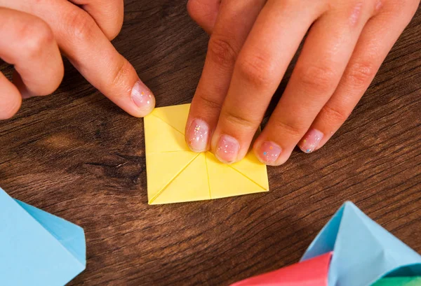 Creatività dei bambini fatta di carta, artigianato origami, artigianato per bambini. Fatto a mano. su tavolo in legno vista dall'alto . — Foto Stock