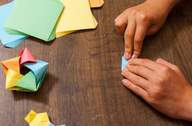 çocukların yaratıcılık kağıt, origami el sanatları, el sanatları çocuklar için yapılmış. El yapımı. ahşap masa