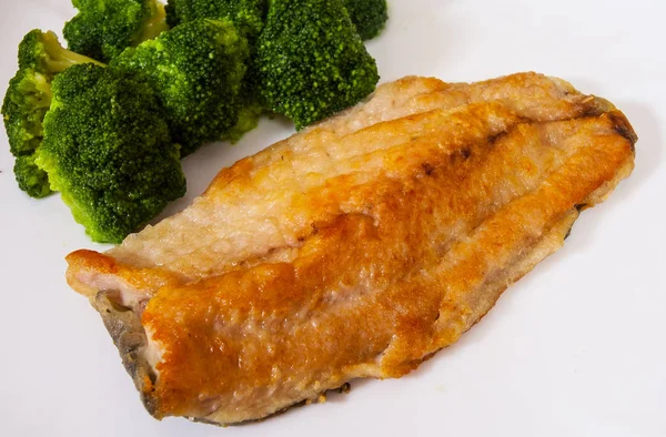 Filet de poisson avec brocoli sur assiette — Photo