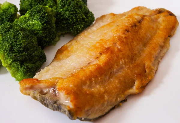 Fish fillet with broccoli on plate — Stock Photo, Image