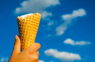 Dondurma külahı sıcak yaz gününde Mavi gökyüzü arka plan kopya alanı ile yumuşak krem süt tarafından.