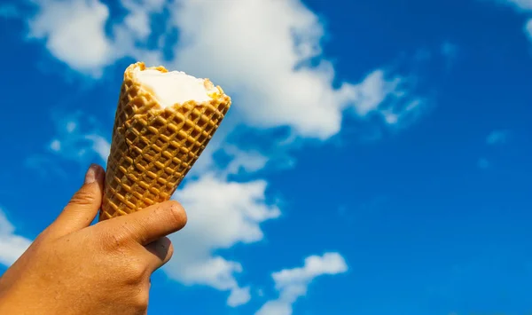 푸른 하늘 배경 복사 공간에 뜨거운 여름날에 부드러운 크림 우유 아이스크림 콘. — 스톡 사진