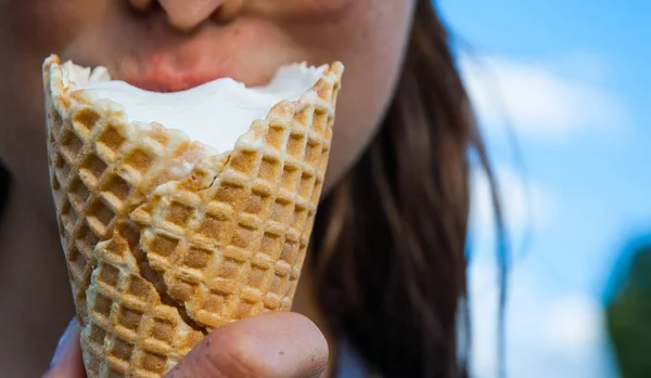 야외에서 아이스크림을 먹는 어린 소녀 — 스톡 사진