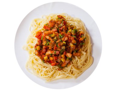 Sebze karışımı ve beyaz tabakta pastırma ile makarna makarna. Üstten Görünüm. beyaz izole