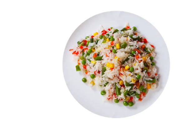 Rijst met gemengde groenten op wit bord. bovenaanzicht. geïsoleerd op wit — Stockfoto