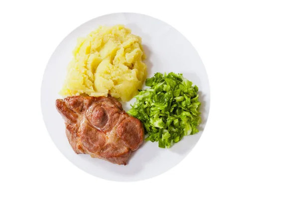 Filé de carne bife com purê de batatas e salada de legumes. vista superior. isolado em branco — Fotografia de Stock