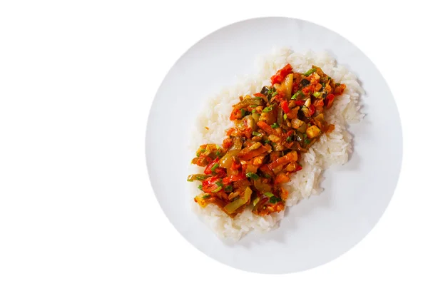 Arroz con verduras mixtas en plato blanco. Vista superior. aislado en blanco —  Fotos de Stock