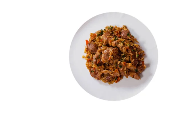 Riz avec viande et légumes dans une assiette. vue de dessus. isolé sur blanc — Photo