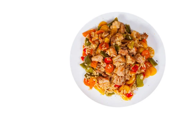 Arroz con verduras y carne en un plato. Vista superior. aislado en blanco —  Fotos de Stock