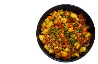 haşlanmış patates ile bir tavada kıyılmış et. Üstten Görünüm. beyaz izole