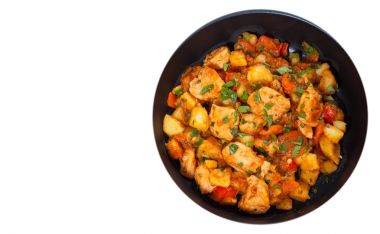 patates, biber, soğan ve havuç bir tavada et güveç. Üstten Görünüm. beyaz izole