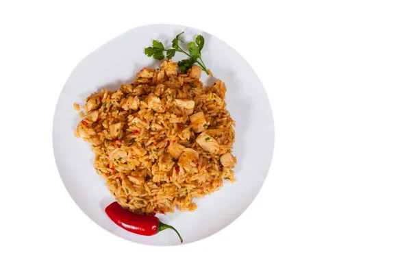 Rijst met groenten en vlees in een bord. bovenaanzicht. geïsoleerd op wit — Stockfoto
