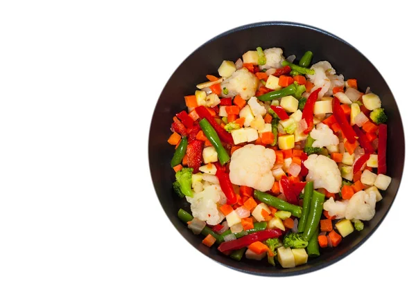 Blandade grönsaker i en stekpanna. ovanifrån. isolerad på vit — Stockfoto