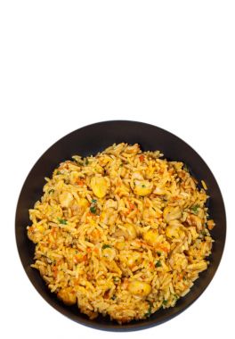 bir tavada mantarlı pirinç. Üstten Görünüm. beyaz izole