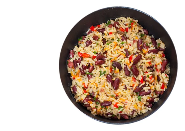 Reis mit roten Bohnen und Gemüse in einer Pfanne. Ansicht von oben. isoliert auf weiß — Stockfoto