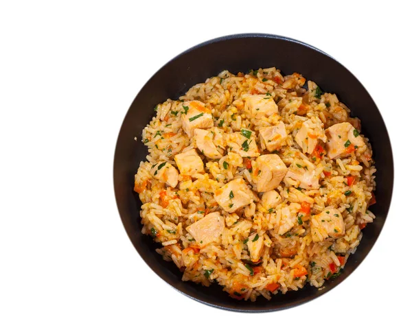 Pechuga de pollo con arroz y verduras en una sartén. Vista superior. aislado en blanco —  Fotos de Stock