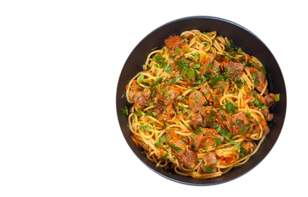 Darab hússal és zöldséggel, a spagetti egy serpenyőben. felülnézet. elszigetelt fehér — Stock Fotó