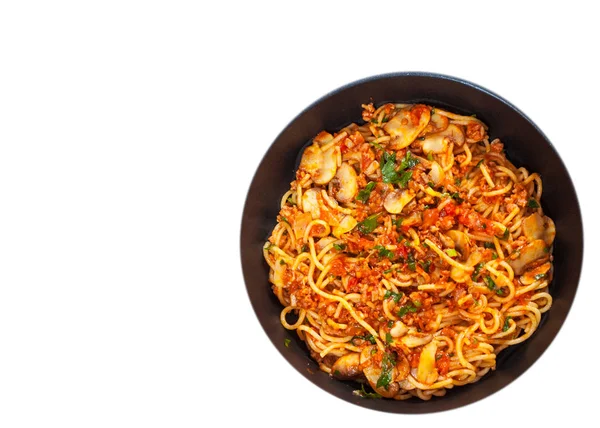 Egy serpenyőben Gombafejű és darált hús spagetti. felülnézet. elszigetelt fehér — Stock Fotó