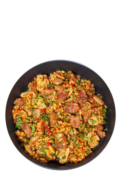 Reis mit Fleisch, Gemüse und Pilzen in einer Pfanne braten. Ansicht von oben. isoliert auf weiß — Stockfoto