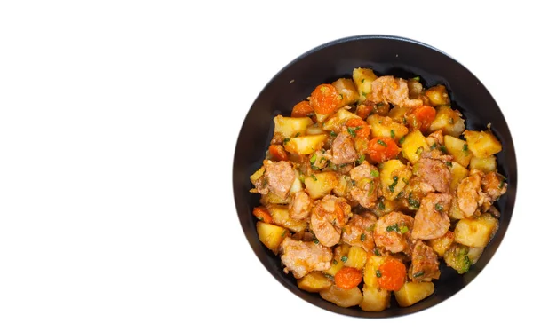 Fleisch mit Kartoffeln, Zwiebeln und Karotten in einer Pfanne braten. Ansicht von oben. isoliert auf weiß — Stockfoto