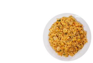 plaka üzerinde mantarlı pirinç. Üstten Görünüm. beyaz izole