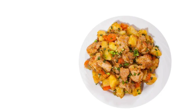 Fleischeintopf mit Kartoffeln, Paprika, Zwiebeln und Karotten. Ansicht von oben. isoliert auf weiß — Stockfoto