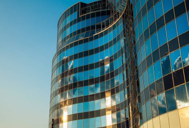 modern ofis binası gökyüzü arka planı